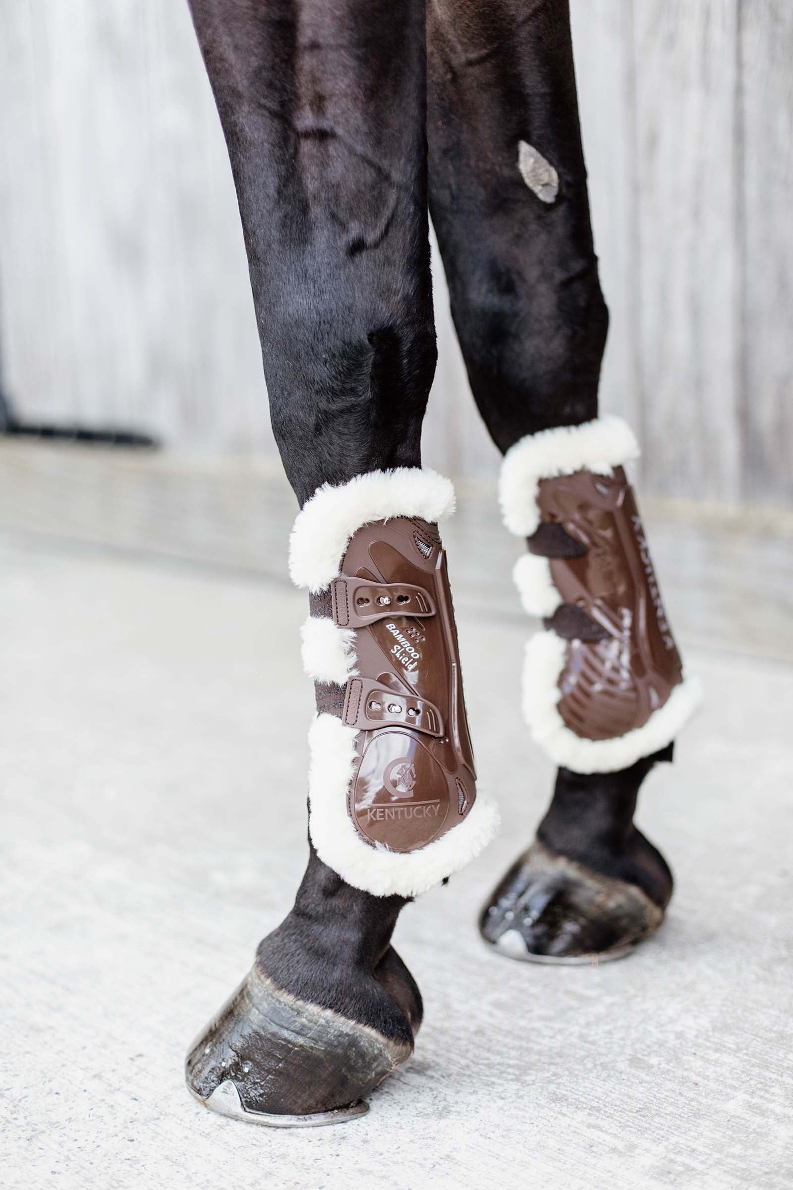 Kentucky Horsewear Bamboo Elastik Gamaschen mit veganem Lammfell Leg Protection & Hoof Protection for Horses